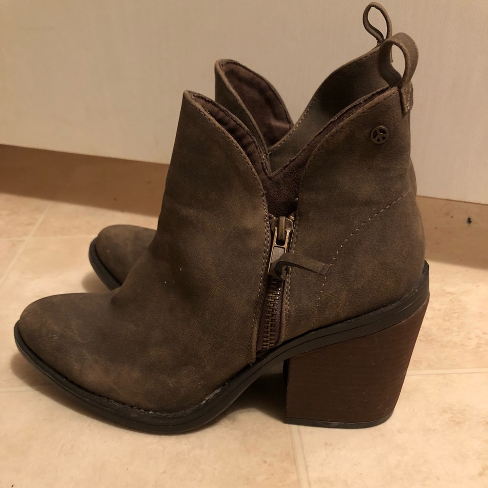 Groove booties